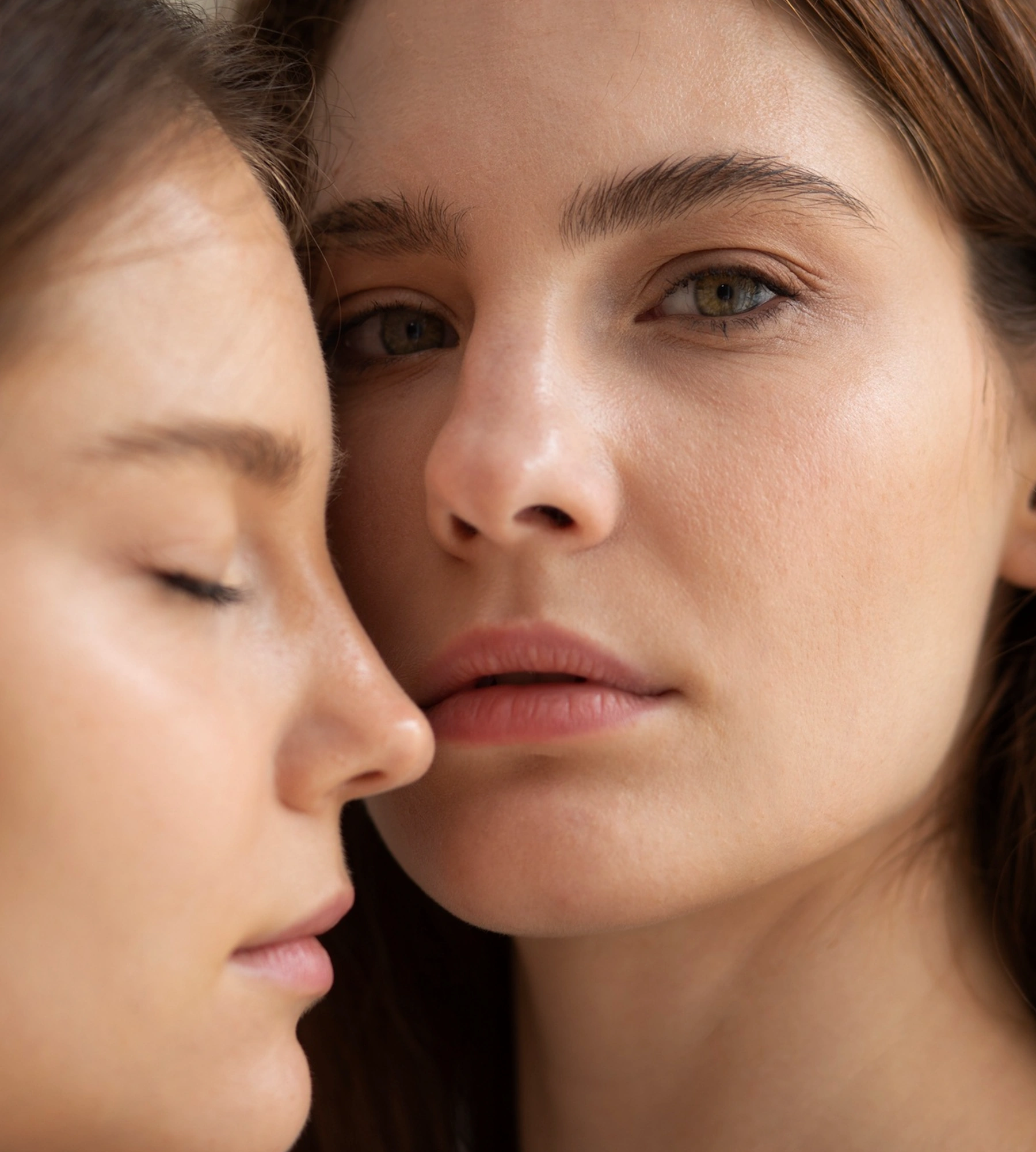 Femme de profil, peau lumineuse