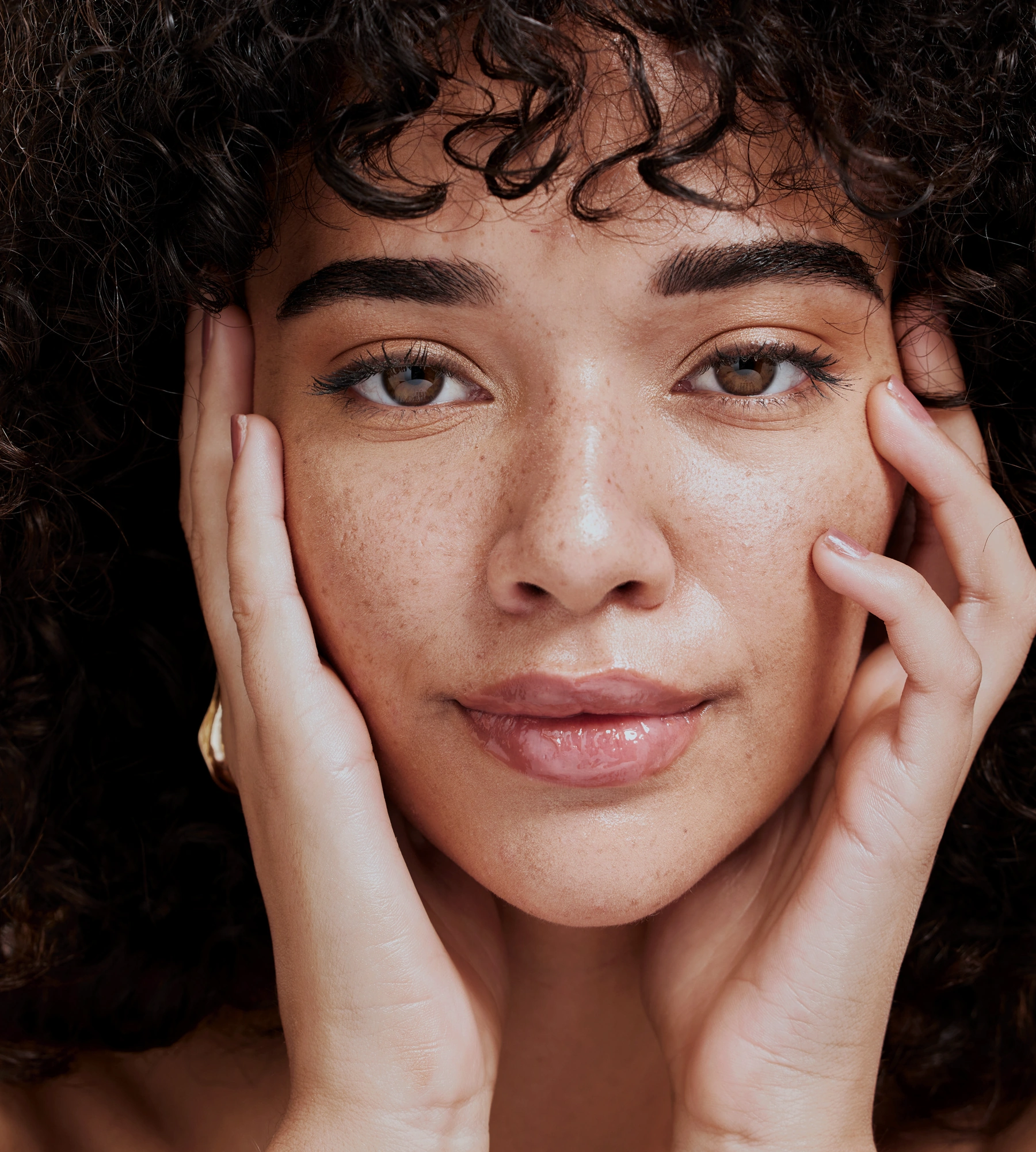 Femme avec une peau lumineuse tenant un verre