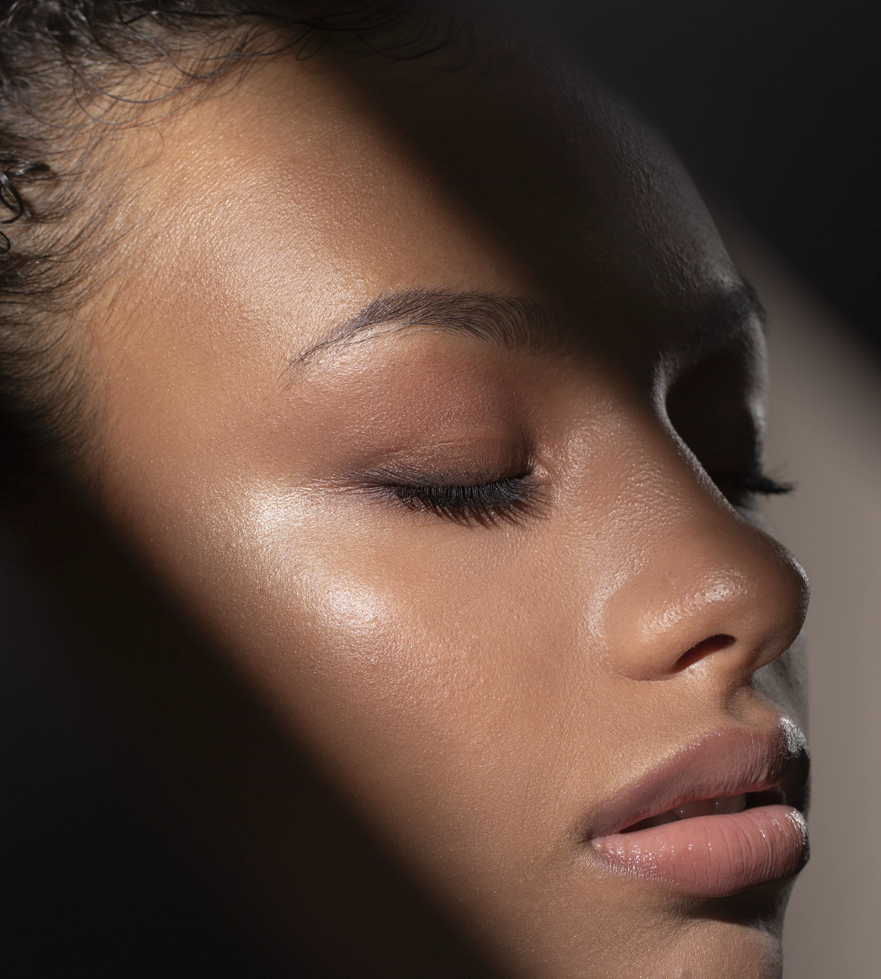 Femme avec une peau lumineuse