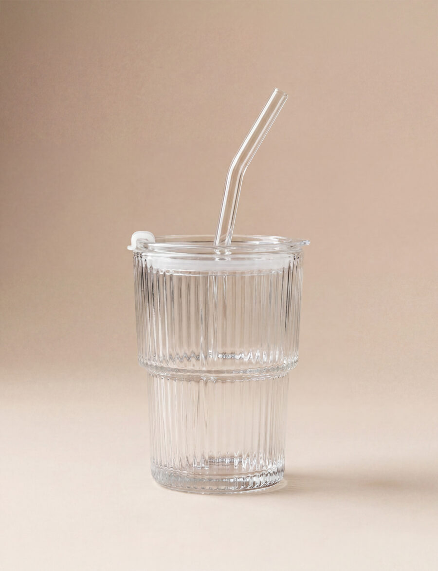 Verre avec couvercle et paille
